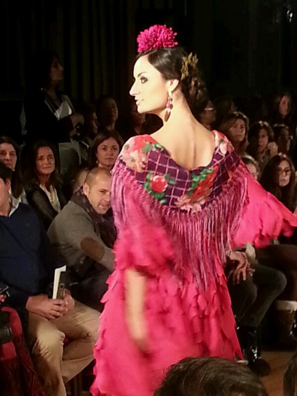 azaranda's tweet photo. Tonos cítricos para el comienzo del desfile de @flamencapol en @WeLoveFlamenco http://t.co/dw46lV2fhF