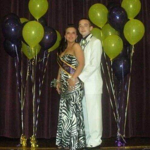 TaylorPro09's tweet image. #tbt #youngins' #freshasever #prom #promcourt hahahah :)