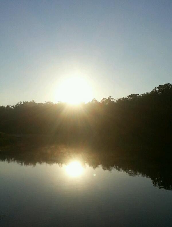 robbiepoet's tweet photo. Sunrise over the lake #nowanowa http://t.co/bApzpu26mK