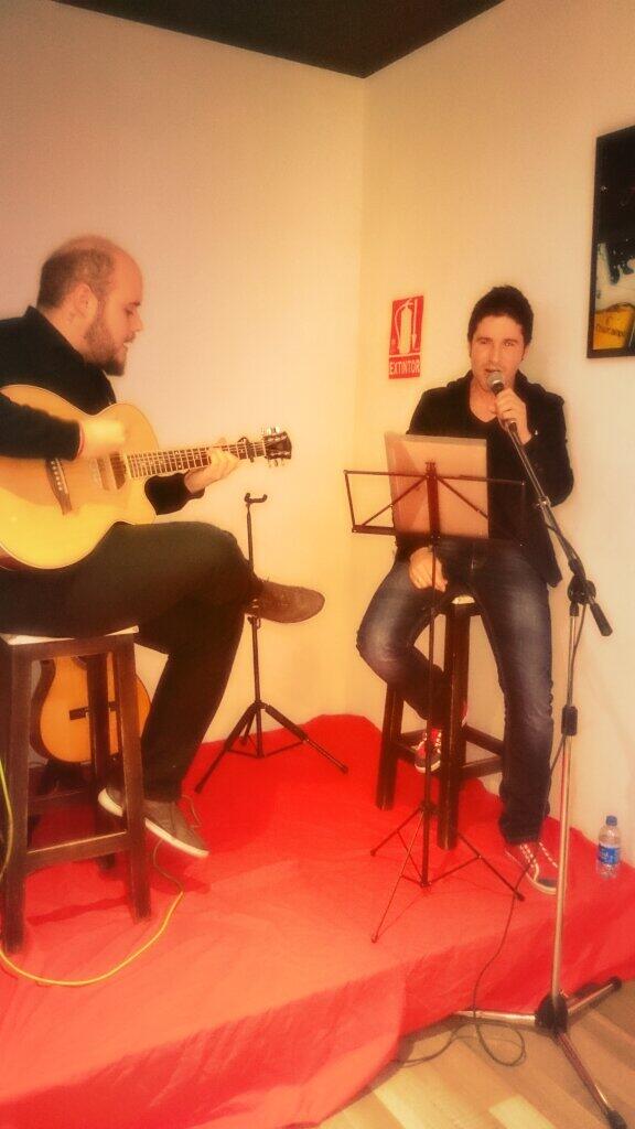 De_Fabula_'s tweet photo. @albertofunes en concierto en #DFabula http://t.co/6mC6vY05Uf