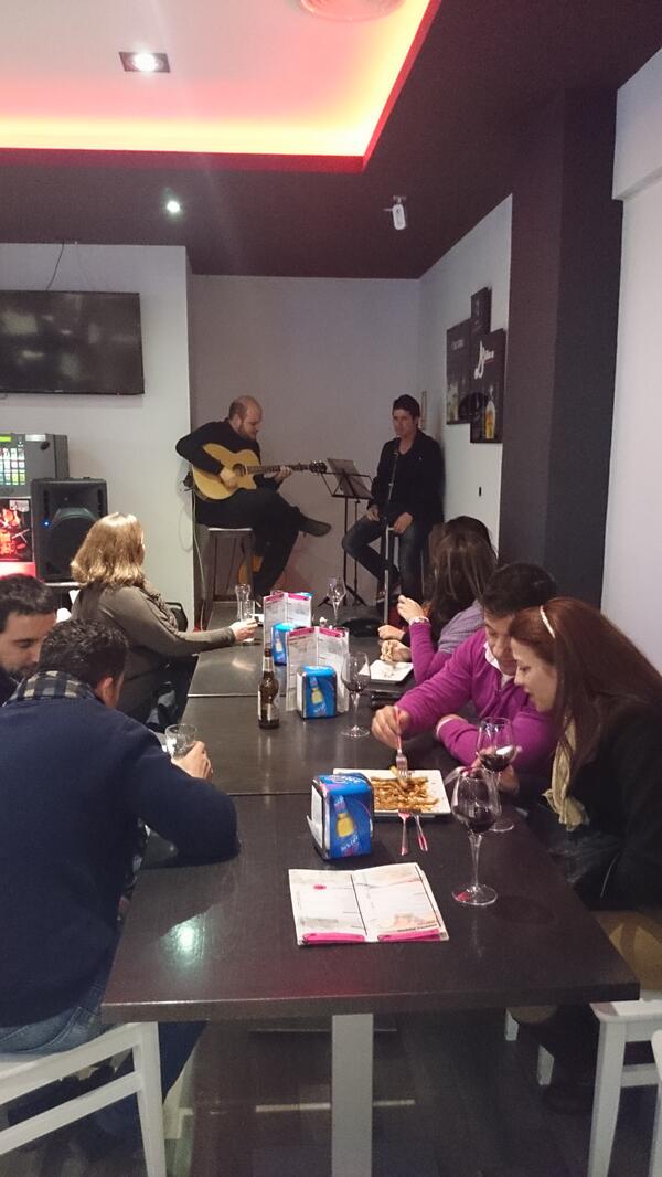 De_Fabula_'s tweet photo. Fiesta en #DFabula. Concierto #AlbertoFunes http://t.co/5BoE6nM6e5
