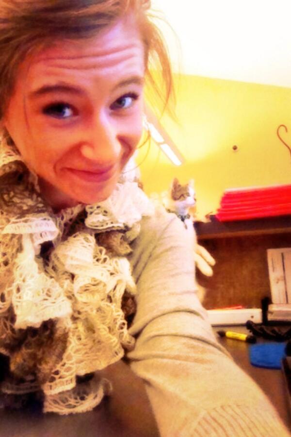 steph_leigh12's tweet image. Forgot about this picture from yesterday. She's so nosey #StandingOnTwoLegs #LikeItsNormal #CrazyCatLady 😻😁🙋