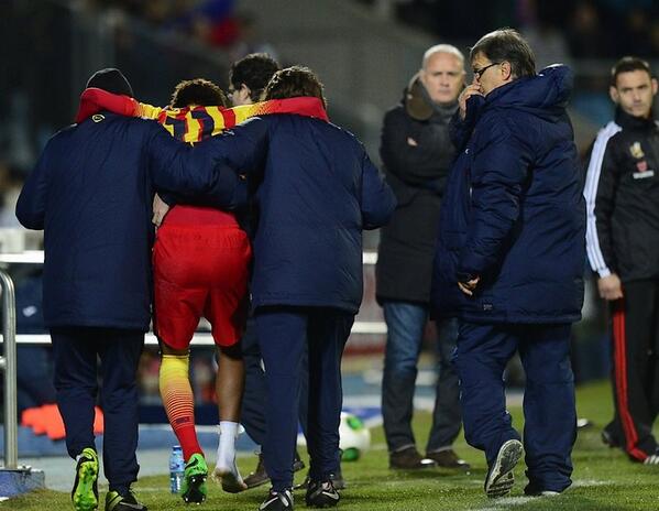 PhotoFCB's tweet image. Martino looks on Neymar who was helped off the field during the game @barcastuff