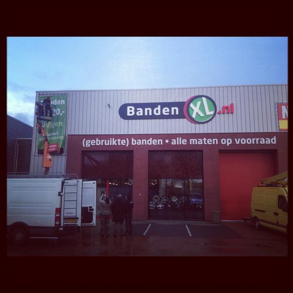 BandenXL's tweet photo. RT;@LeonPony: Vandaag is de gevel afgemaakt!! #BandenXL #NieuwinDordrecht voor uw #banden en #velgen http://t.co/dwAjCoUuja