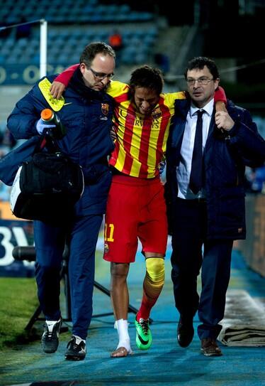 PhotoFCB's tweet image. Official: Neymar has sprained his right ankle, more tests tomorrow.