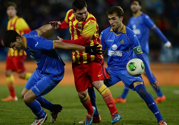 PhotoFCB's tweet image. Messi between defenders before the second goal @barcastuff