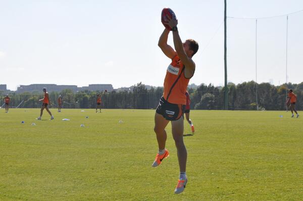 GWSGIANTS's tweet photo. The heat certainly isn't affecting Devon Smith at GIANTS training. #strongmark #standtall http://t.co/cAZzNhWVDY