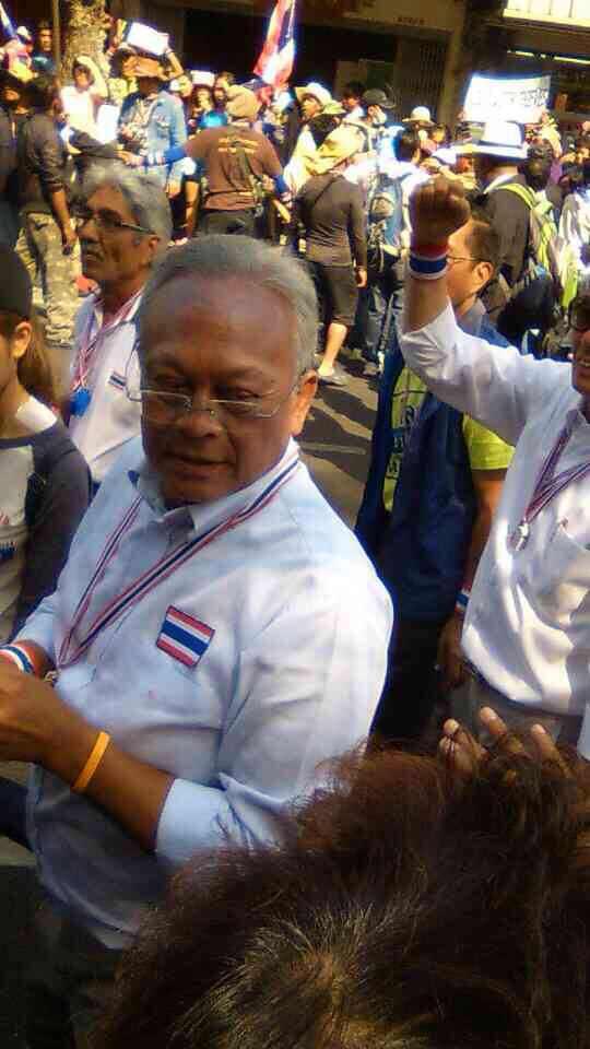 NutThanwarat's tweet photo. หน้าปากซอยตลาดเพชรพลอย http://t.co/ybOi25eLTP
