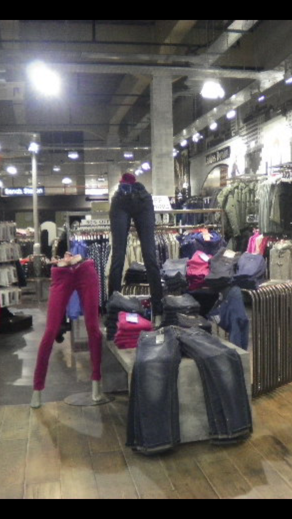 BenchMetro's tweet image. Upto 70% off Brand new denim! Starting at £13.50 a pair guys!! @intuMetrocentre #amazing #bargain #donotmiss