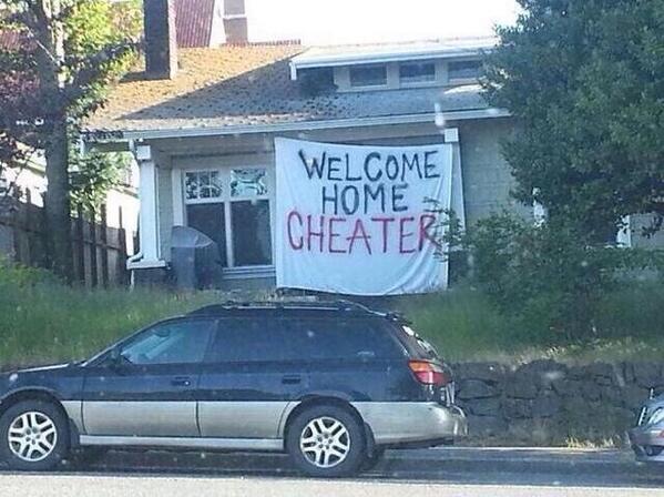 lyssahoney's tweet photo. Lmaoooooo RT @UncleReese: RT @MoJizel: RT @NerdAtCoolTable: I’d run thru the banner like a college team http://t.co/KeaFiWtmef