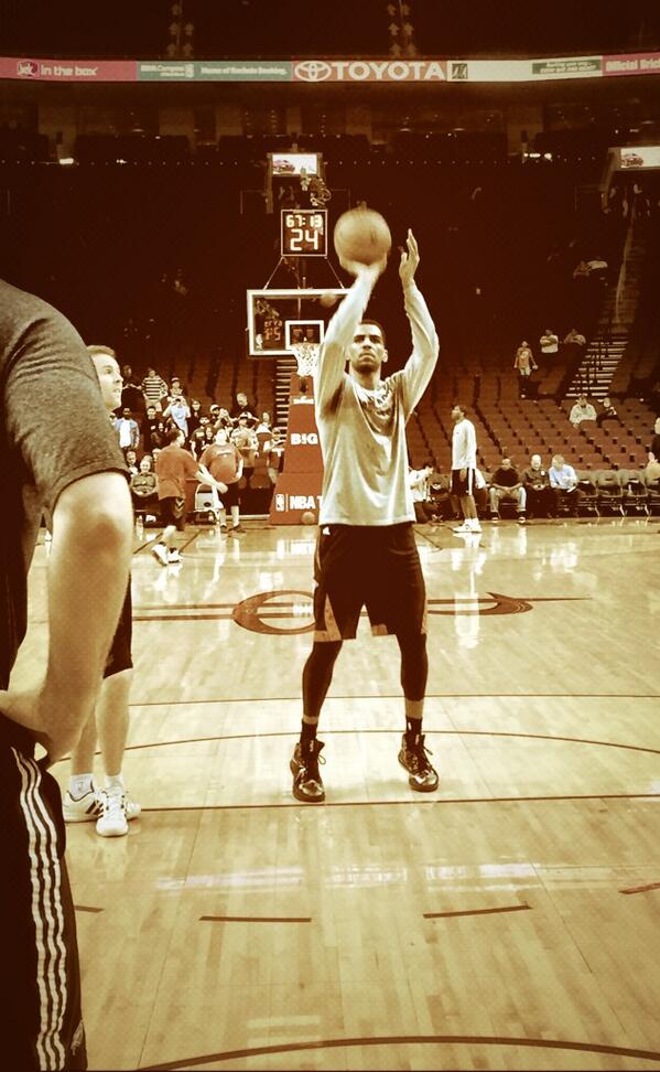 okcthunder's tweet photo. 1 hour to tipoff in Houston. Thunder v Rockets @NBAonTNT. Download #ThunderApp w/GameTracker! http://t.co/KNVgbibqLl http://t.co/x0gP6u0x1t