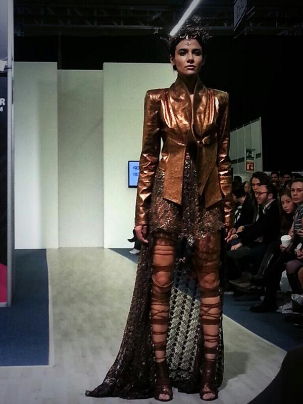 revistaks's tweet image. @SamuelGironmx en #DesignerCorner colección en color bronce. Mix de texturas #IM60