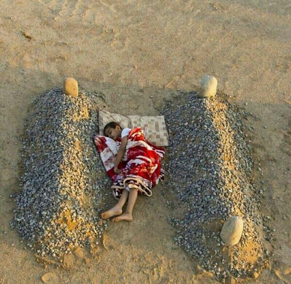 nnmm4221's tweet photo. طفل ينام بجانب قبر امه وابيه 
كم اثرت في هاذي الصورة http://t.co/SADVuORv4R
