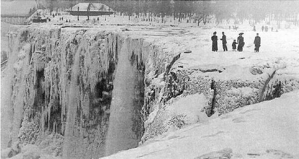 HistoryInPics's tweet photo. Niagara Falls frozen in 1911 http://t.co/qXFrLmZLnn