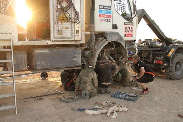 Dakar_Justin's tweet photo. @Race2Recovery front spring being replaced this morning http://t.co/2nr3MfUXTO