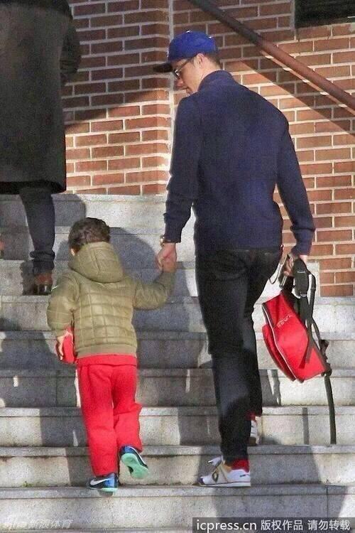 Futbool_Fotos's tweet photo. Cristiano Ronaldo dejando a su hijo en el colegio http://t.co/UxJ9seVKhW