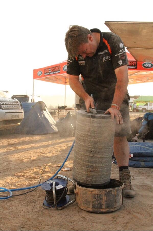 Dakar_Justin's tweet photo. @Race2Recovery air filter being cleaned http://t.co/OR60fcWVYE