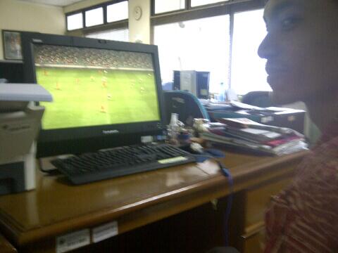Budi_Simbolon's tweet photo. Kerjaan di kantor pagi-pagi w/ @cliffcoutrier http://t.co/kT21Zz7siu
