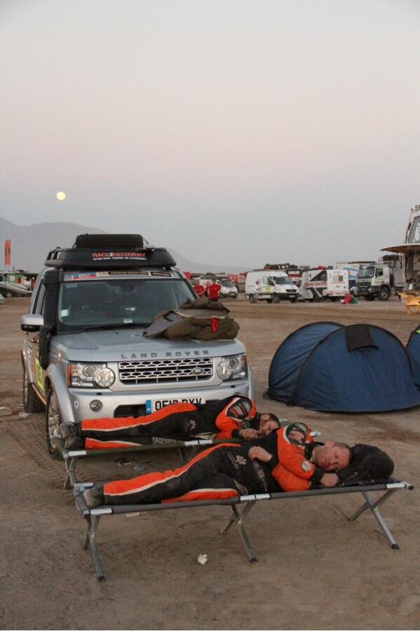 Dakar_Justin's tweet photo. @Race2Recovery the guys getting the whole of two hours sleep this morning before going straight back out http://t.co/T4K5EaYNlB