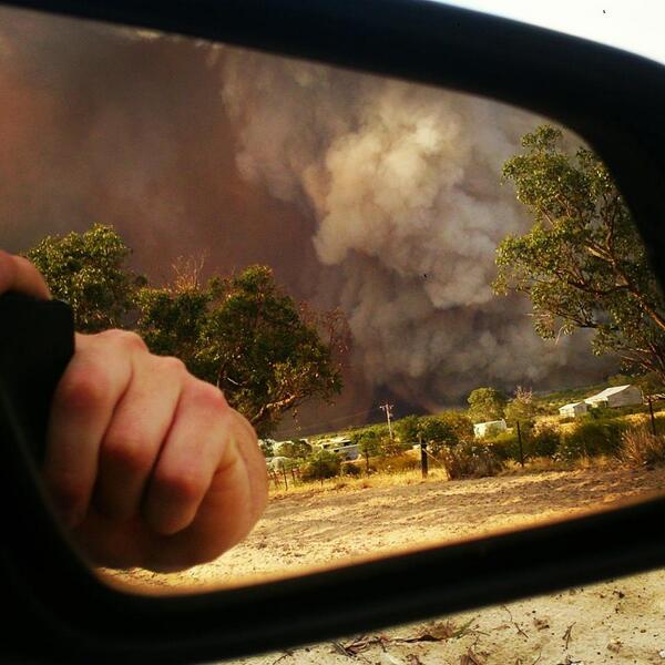 The_Mail_Times's tweet photo. Authorities urge: LEAVE NOW http://t.co/AajDZ1oitZ #Grampians #vicfires #DadswellsBridge http://t.co/GTdI9MEEqs