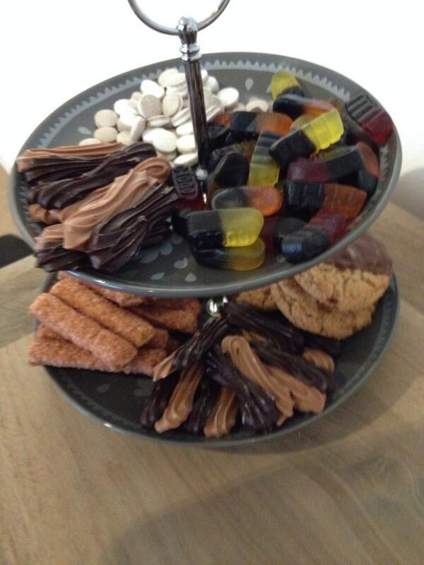 SelmaFoeken's tweet image. Samen met @FloorVersteegh de zaal voor de #Partnerdag aan het klaarzetten. Daar hoort natuurlijk &apos;duo-snoep&apos; bij!