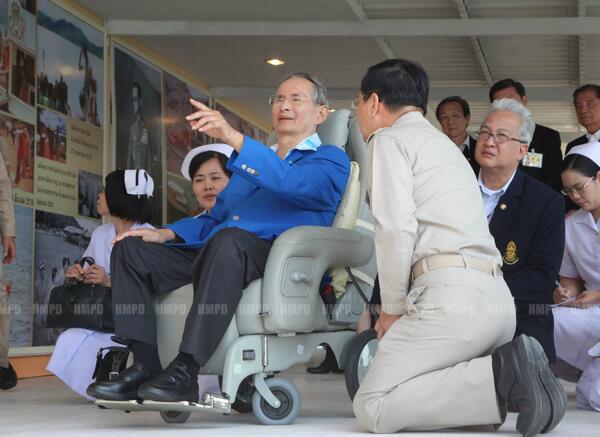 Chai_NPCT's tweet photo. ในหลวงเสด็จทอดพระเนตรเขื่อนแก่งกระจาน เมื่อเช้านี้ ภาพโดยสำนักพระราชวัง http://t.co/a7jwujjT4B