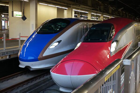 E7系試運転と並んだE6系スーパーこまち。この並び、ちびっ子悶絶モノで