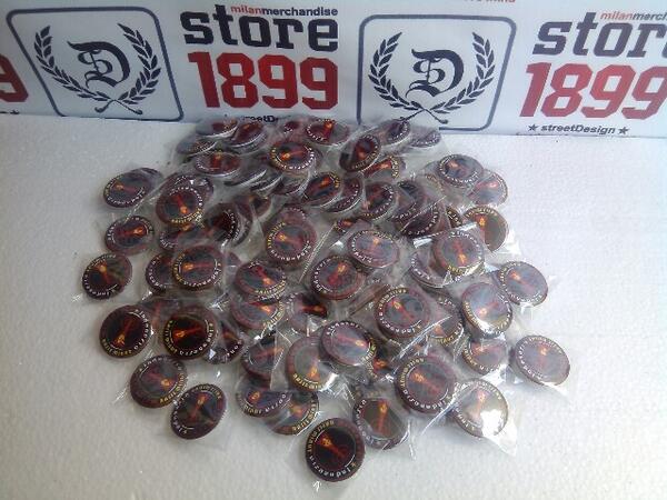 Pesanan pin <a href="/MilanistiMINUT_/">Milanisti MINUT</a> meluncur hari ini. Grazie! | @VJnesia