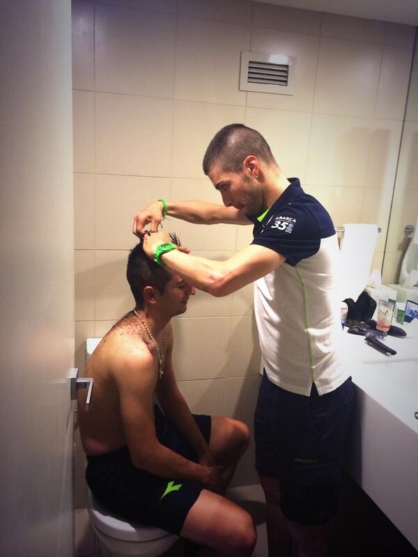 jjrojillas's tweet photo. Clase de peluquería a cargo de @giovisco con @juanjolobato http://t.co/hPKBjjsbQs