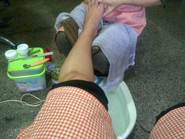apri_yanthy's tweet photo. Nyalon dulu ahh...@berlima salon http://t.co/aFUF3nXm2Q