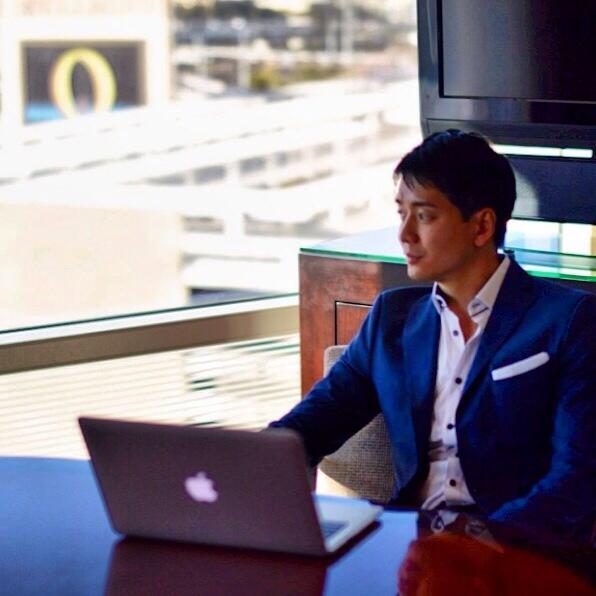menstyletoday's tweet photo. CEO of @drinkangels looking sharp and planning his next move. #entrepreneurfashion http://t.co/CiiMmERUU4