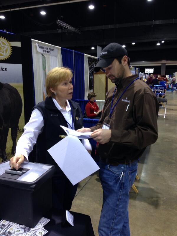 ProactiveDiag's tweet image. Sandy explaining Blood Pregnancy testing at KY Cattlemen Convention @Kybeef