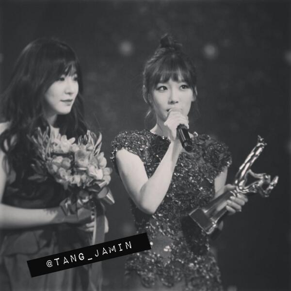 [PIC][16-01-2014]Hình ảnh từ "JTBC 28th Golden Disk Award" của MC TaeYeon và Tiffany vào tối nay + SNSD giành chiến thắng với 2 giải thưởng BeL63lyCUAEd6m0