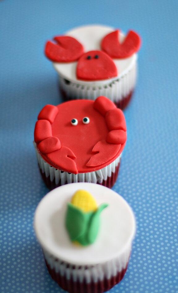 UberStoneCrabs's tweet photo. Loving these crabby cupcakes w fondant toppers. Compliment them w the real deal @ http://t.co/3iI40aPrt2 #getcracking http://t.co/LhypcAv5Mp