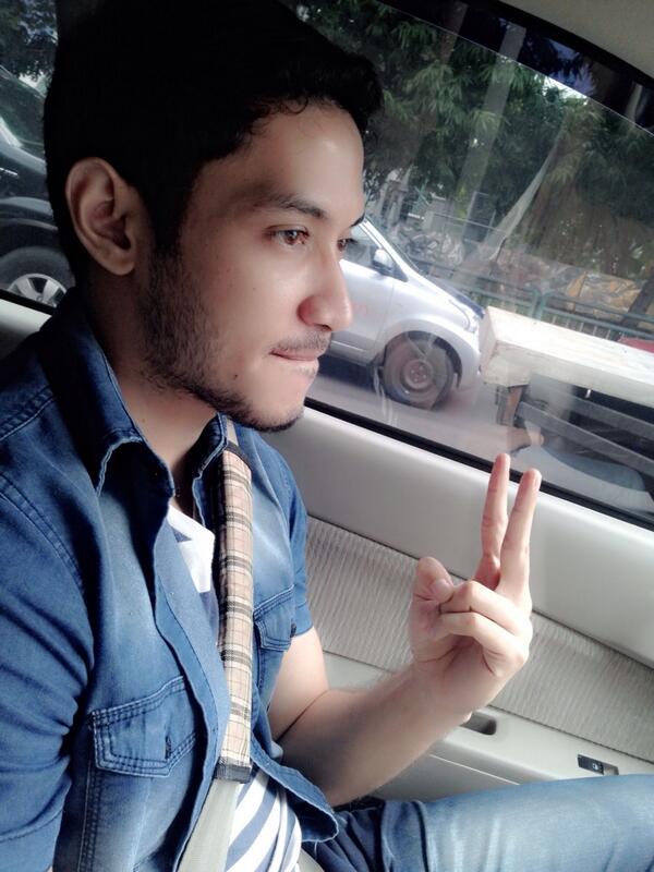 catmodjo's tweet photo. narsis di tengah kemacetan jakarta @fqurusy 😁 http://t.co/h7nPcNIh1Z