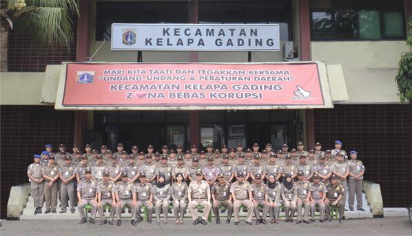 PolPPKlpGading's tweet photo. Satpol PP kecamatan kelapa gading bersama Ka. Satpol PP Jakarta Utara dan Camat Klp Gading cc @victorsiahaan http://t.co/vyQAV3du4i