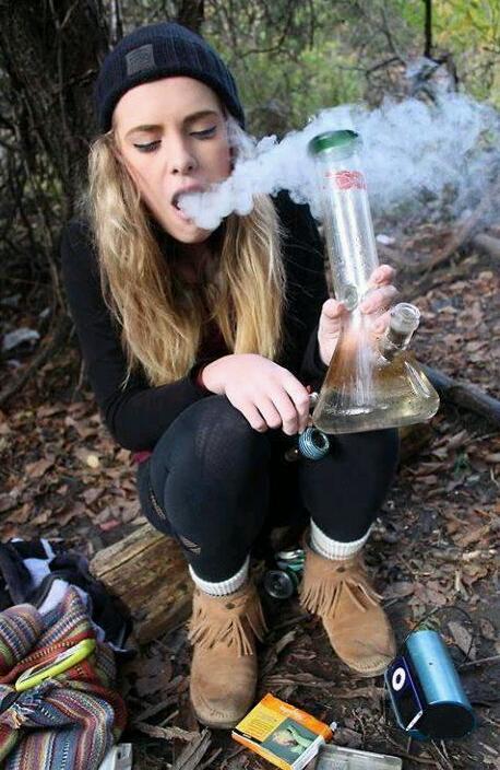 NameThatPeach's tweet photo. Something tells me pulling some tubes with this chick would be chill as fuck. Anyone know who she is? #peaches #420 http://t.co/95uSloorFe