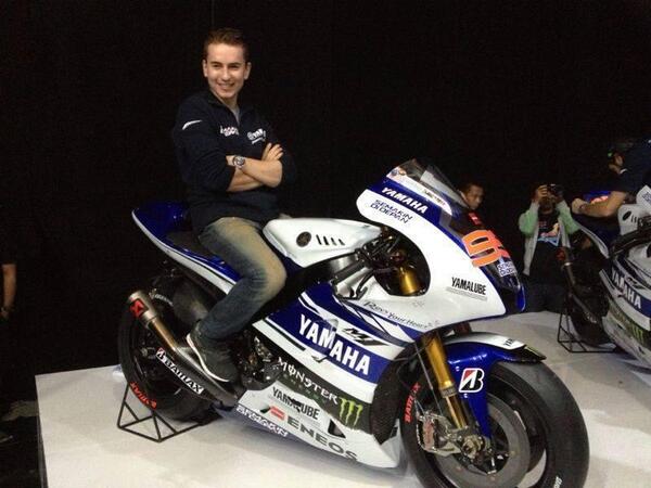 MediasetMotor's tweet photo. #MotoGP Así es la M1 de Yamaha para 2014 → Se ha presentado en Yakarta con Lorenzo y Rossi. http://t.co/d3oQ8IRUDt http://t.co/MjpjBnAJB6