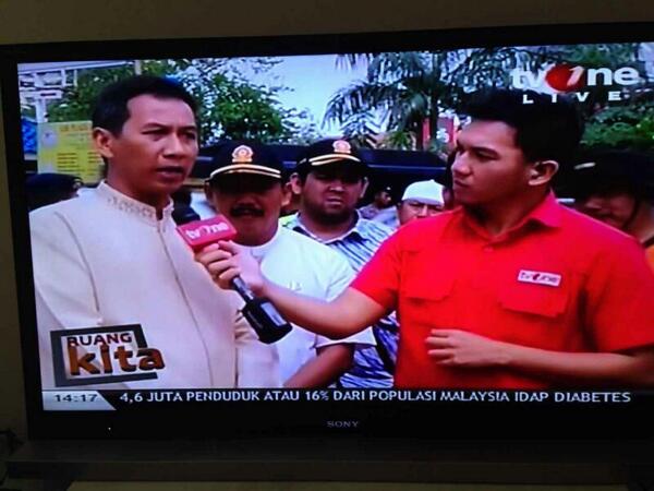 PolPPKlpGading's tweet photo. walikota jkt utara bersama Ka.satpol PP jkt utara &amp; Ka. satgas Pol PP kec. Klp gading @victorsiahaan wawancara TV one http://t.co/RkpRgK7m1P