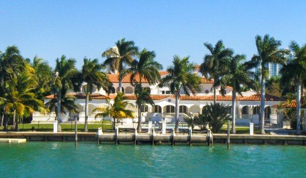 _CASASFAMOSAS_'s tweet photo. La casa de Julio Iglesias, en Miami, tiene puerto marítimo para sus yates. Cuenta con piscina, spa, gimnasio y cine. http://t.co/Eb7amN1oid