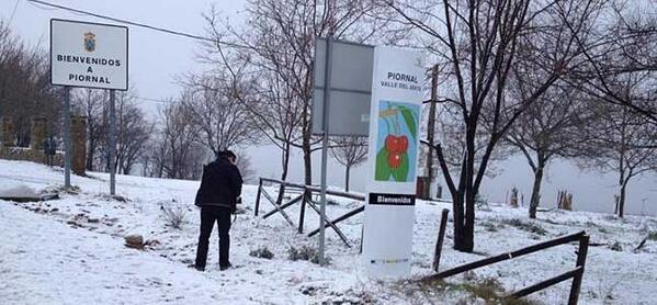 hoyextremadura's tweet photo. ¡Nieva en #Extremadura! http://t.co/cGfDPvTPmh http://t.co/ytIrvnuWx9