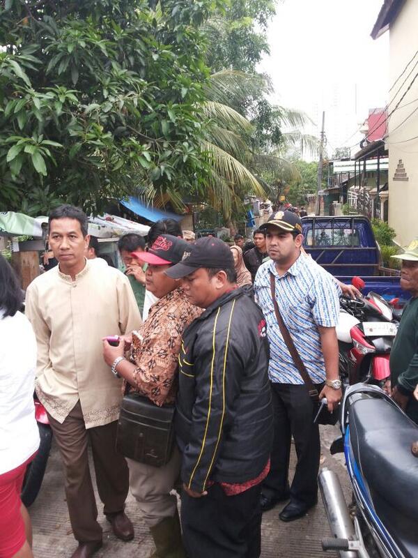 PolPPKlpGading's tweet photo. Walikota Jakut,Ka.satgas Pol PP monitor banjir di RW 03 Pegangsaan 2, Klp Gdg @jokowi_do2 @basuki_btp @victorsiahaan http://t.co/tFukWdLGDS