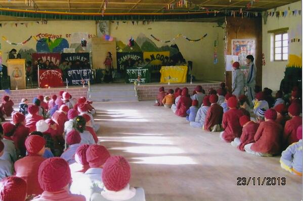 gexploration's tweet photo. @WildeGanzenNL @lmuskens De vloer van Lamdon Model School in Shey Ladakh is klaar! #kleinprojectgrootverschil http://t.co/lQk6C985HX