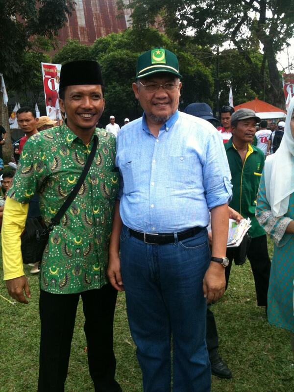 "<a href="/papa_pin/">Hefflin Lazuardi</a>: Bersama Ketua Umum PBB <a href="/ms_kaban/">MS Kaban</a> di Pekanbaru. <a href="/stone_cobain/">Teddy Gusnaidi</a> <a href="/JurhumLantong/">Jurhum Lantong.</a> <a href="/zul_azh/">Zul Azhar</a> <a href="/SabarSitanggang/">Sabar Sitanggang⁷</a> "