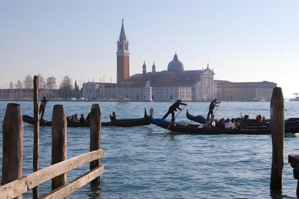 vikingu_ES's tweet photo. Vuelve la oferta! Pasa tres noches en #Venecia! Con opción a vivir su famoso Carnaval por 69€! http://t.co/ueIB4S5Efl http://t.co/RUVh32SFAe