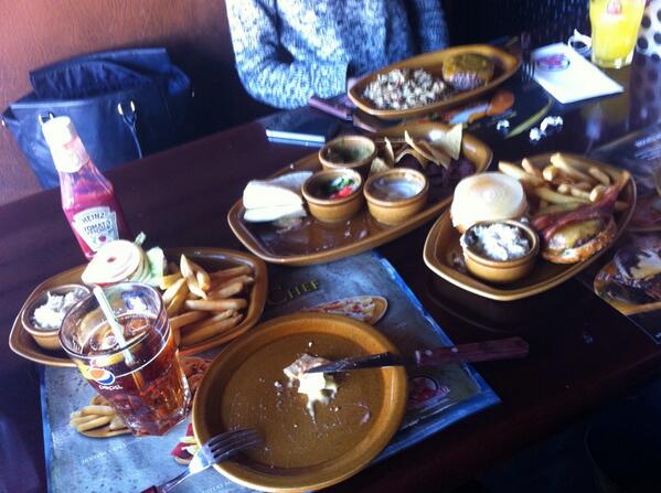 andreeita13's tweet photo. De celebraciones 🎊🎉 @ampiiii17 #pau❤️❤️ http://t.co/lMxybz3f4i