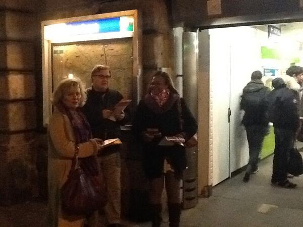 chang_hua's tweet photo. Tractage à Corvisart avec Elisabeth @MarieLourdieC @jmdjait @EdithGallois #alternance #paris2014 #mun75013 cc nk_m http://t.co/OKy3WMUAit