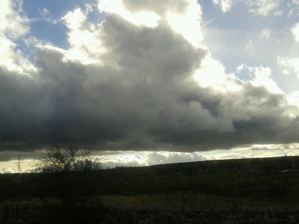 Alvaropmg's tweet photo. @tiempo_rtvcyl  nubes en las navas del marques http://t.co/dimEkWsN6C