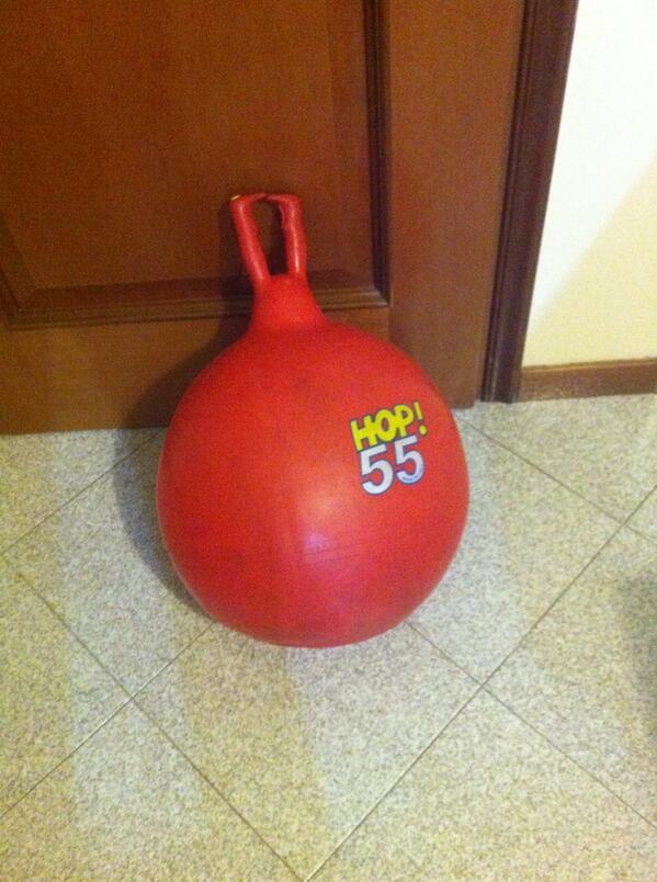 godo123's tweet photo. Fitball is so fashion right now, so I decided to leave the car home and go out with this one this night. Let's see.. http://t.co/QvMjlBZ0xT