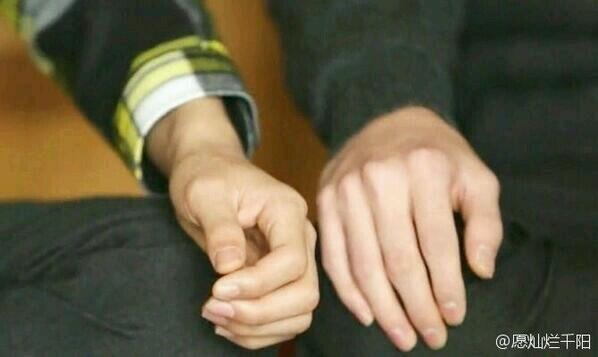 fybarbix's tweet photo. RT @sehunsfans: [EXO Fact] Baekhyun and Sehun hv the most prettiest fingers in EXO http://t.co/f6AsEaS0BX